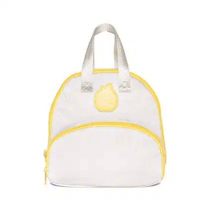 Frasqueira branca com detalhe e zíperes amarelos, alças de transporte prateadas e bolsos externos da marca Boti Baby.