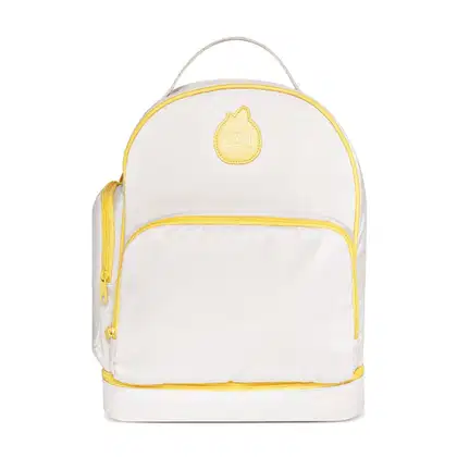 Mochila branca com detalhes em amarelo. A mochila tem formato arredondado e uma alça para carregar nas costas. Na frente, há um aplique com o passarinho Fido com o texto "Boti" bordado. As bordas e os zíperes são amarelos. Vista de frente.