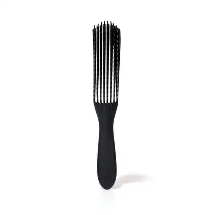 Escova povo na cor preta com design moderno e flexível. O produto possui cerdas separadas para ajudar a desembaraçar os fios sem arrebenta-los.