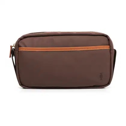 Bolsa tipo nécessaire retangular na cor marrom escuro e detalhes marrom claro com alça de transporte e zíper.