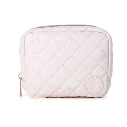 Nécessaire retangular de matelassê branco com zíper e detalhe em couro na parte inferior do produto.