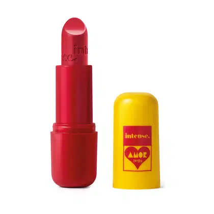 Batom cremoso vermelho da marca Intense By Amor de tampa amarela com tubo e letras vermelhas.

