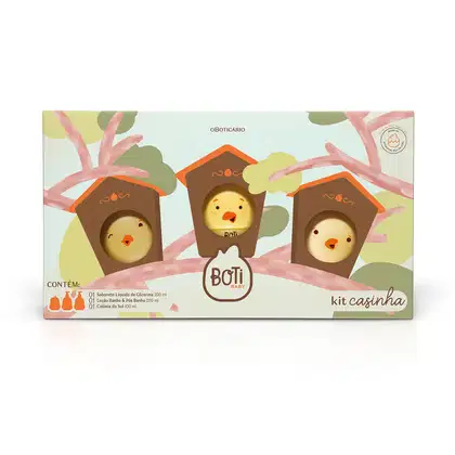 Kit Boti Baby Casinha (Kit Boti Baby que traz uma embalagem com desenhos de casinhas e pintinhos saindo de dentro delas. Dentro da caixa, há um sabonete líquido de glicerina, uma loção banho e pós banho e uma colônia do sol.
3 itens)