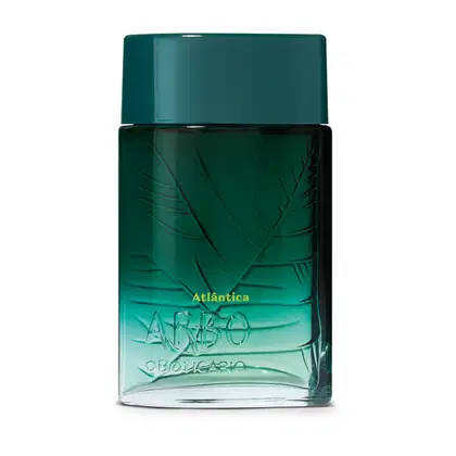 O item apresentado é um frasco de desodorante colônia Arbo Atlântica. O frasco é de vidro com uma tampa verde e possui uma coloração verde degradê, com detalhes em relevo na superfície. O rótulo está em relevo na embalagem.
