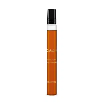 Frasco transparente de 10ml com líquido vermelho, tampa preta e letras amarelas no rótulo contendo aromatizador de ambientes em spray Casa 214 Vanilla Sublime.