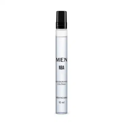Frasco transparente em formato cilíndrico, tampa preta e líquido azul claro contendo 10ml de desodorante colônia Men NBA.

