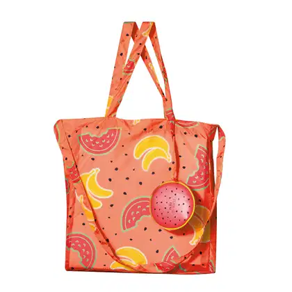 Sacola com alça de ombro e transversal na cor rosa com ilustrações de melancias, bananas e sementes pretas da marca Cuide-se Bem Feira.