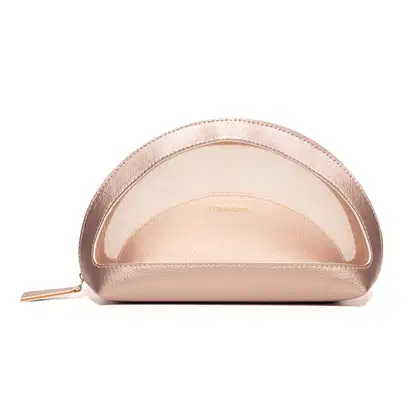 Nécessaire feminino 2 em 1 redondo em tom rosé com zíper, contendo compartimentos internos da marca O Boticário.