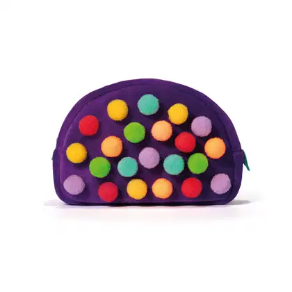 Necessaire em formato arredondado com zíper, confeccionado em tecido de cor roxa intensa. Sua superfície é totalmente revestida por pequenas bolinhas felpudas multicoloridas, incluindo tons de amarelo, laranja, vermelho, verde, turquesa e lilás.
