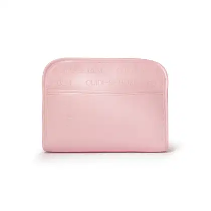 Necessaire em material sintético na cor rosa claro. Possui formato retangular com cantos arredondados. O estojo apresenta textura fosca e tem o nome da marca "Cuide-se bem" gravado em relevo na parte frontal.