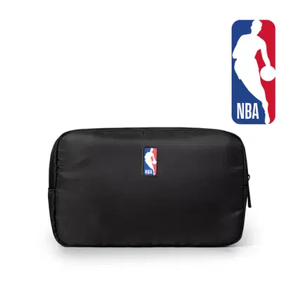 Nécessaire preto da marca Men NBA e o logotipo da NBA (National Basketball Association) estampado nele. Tem um design simples e minimalista, fechado com zíper.