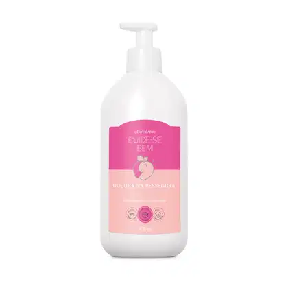 O produto apresentado é um frasco de 400 ml de um produto de cuidados pessoais da marca Cuide-se bem. O frasco é branco com um rótulo rosa destacando o nome "Doçura na Pessegura" e o texto "Loção desodorante hidratante".