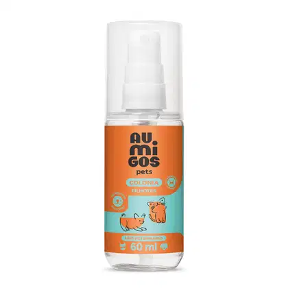 Frasco transparente com líquido claro, válvula spray branca, tampa transparente e rótulo laranja e azul com ilustrações de um gato e de um cachorro contendo 60ml de colônia fihotes da marca Au.Migos Pets.