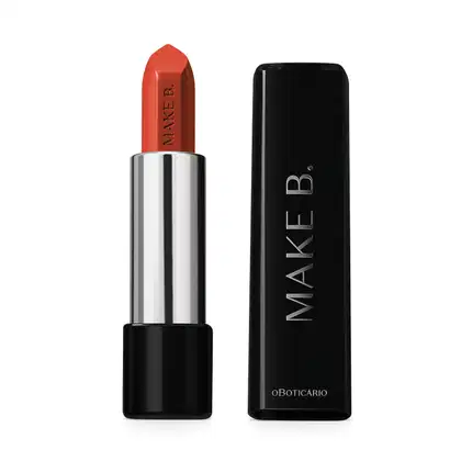 Batom glossy na cor Coral da marca Make B. em embalagem prata e preta com tampa preta e letras prateadas.