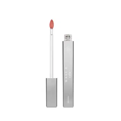 Frasco de batom líquido rosa French Rose da marca Make B. One Velvet Sublime em embalagem prateada com haste branca, esponja aplicadora na cor do batom e nome da marca gravada.