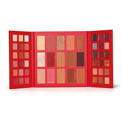 Paleta de maquiagem multifuncional Make B. Cereja Rouge em estojo rosa com diversas cores em tons de branco, rosa, vermelho, nude e marrom.