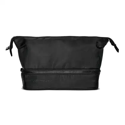 Nécessaire masculina preta de nylon em formato triangular com zíper em cima e ziper no terço inferior do produto, com logotipo do Boticário estampado em preto no canto inferior direito do produto.