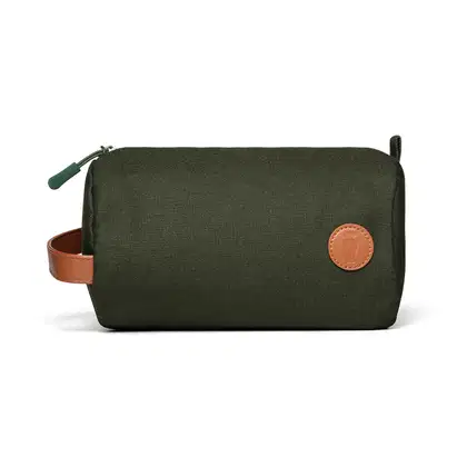 Necessaire de tecido preto com fecho de zíper e detalhe em couro marrom, com logotipo redondo em relevo.