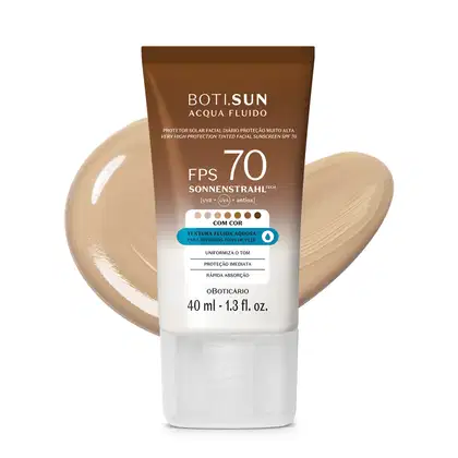 Frasco de 40ml de protetor solar facial com cor 2.0 FPS 70 Boti.Sun em embalagem marrom e branca e rótulo com letras brancas contendo informações sobre o produto. Ele está à frente de uma quantidade do produto mostrando textura e tonalidade bege médio.