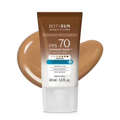Frasco de 40ml de protetor solar facial com cor 4.0 FPS 70 Boti.Sun em embalagem marrom e branca e rótulo com letras brancas contendo informações sobre o produto. Ele está à frente de uma quantidade do produto mostrando textura e tonalidade bege escuro.