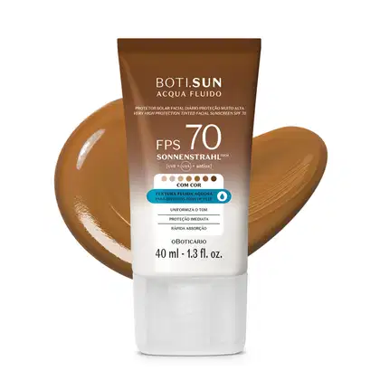 Frasco de 40ml de protetor solar facial com cor 5.0 FPS 70 Boti.Sun em embalagem marrom e branca e rótulo com letras brancas contendo informações sobre o produto. Ele está à frente de uma quantidade do produto mostrando textura e tonalidade marrom.