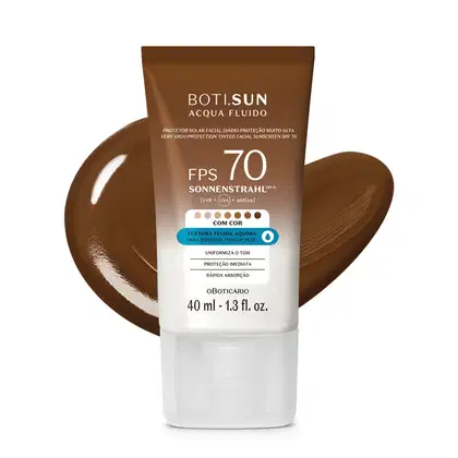 Frasco de 40ml de protetor solar facial com cor 7.0 FPS 70 Boti.Sun em embalagem marrom e branca e rótulo com letras brancas contendo informações sobre o produto. Ele está à frente de uma quantidade do produto mostrando textura e tonalidade marrom.