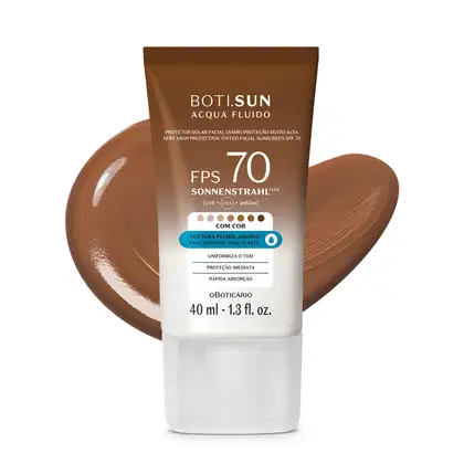 Frasco de 40ml de protetor solar facial com cor6.0 FPS 70 Boti.Sun em embalagem marrom e branca e rótulo com letras brancas contendo informações sobre o produto. Ele está à frente de uma quantidade do produto mostrando textura e tonalidade marrom.