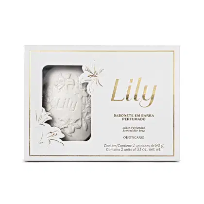 Conjunto de sabonetes em barra perfumados Lily. Rótulo com o nome "Lily" em letras douradas e descrição do produto. Imagem em relevo de um sabonete com detalhes florais esculpidos. Cores predominantes são branco, dourado e cinza claro.