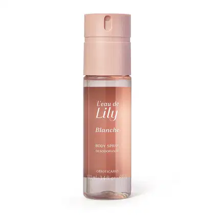 Frasco transparente com líquido rosa claro, tampa rosa e rótulo rosa escuro com letras brancas contendo 100ml de body spray L'eau de Lily Blanche.