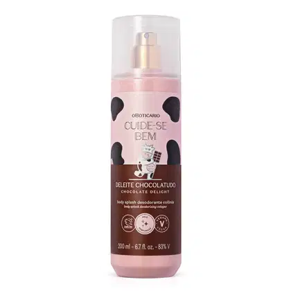 Body splash Cuide-se Bem Deleite Chocolatudo em frasco transparente com líquido bege e tampa borrifadora. Rótulo rosa com detalhes em marrom e vaca estilizada.