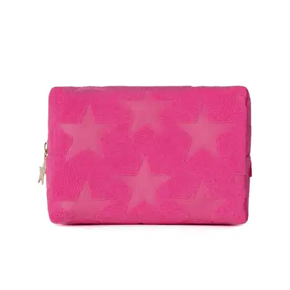 O produto apresentado é um necessaire rosa com estampa de estrelas. Possui um zíper dourado e uma alça para transporte. O necessaire é feita de material macio e texturizado, indicado para crianças.