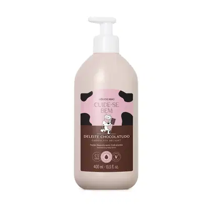 Frasco branco com bomba dosadora e rótulo em tons de rosa e marrom com vaca ilustrada contendo 400ml de loção hidratante corporal Cuide-se Bem Deleite Chocolatudo.
