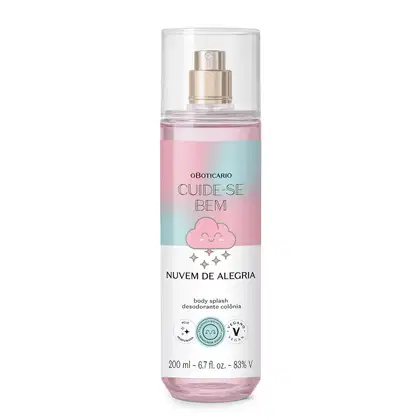 Frasco transparente com líquido lilás, pulverizador dourado e rótulo em tons de azul e rosa com nuvem sorridente ilustrada contendo 200ml de body splash Cuide-se Bem Nuvem de Alegria.