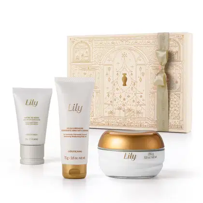 Caixa de presente bege com detalhes dourados e três itens da marca Lily em embalagens na cor branca e dourada, incluindo creme de mãos acetinado, geleia iluminadora corporal e creme acetinado corporal.