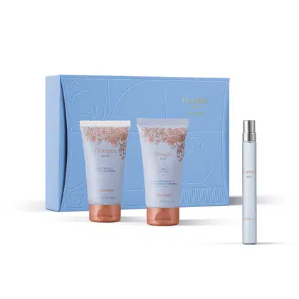 Imagem do Mini Kit Floratta Blue com duas bisnagas azuis e douradas, sendo uma de gel de banho corporal e uma de creme hidratante corporal, além de um vidro cilíndrico de 10ml de desodorante colônia e uma caixa presenteável azul com detalhes dourados.