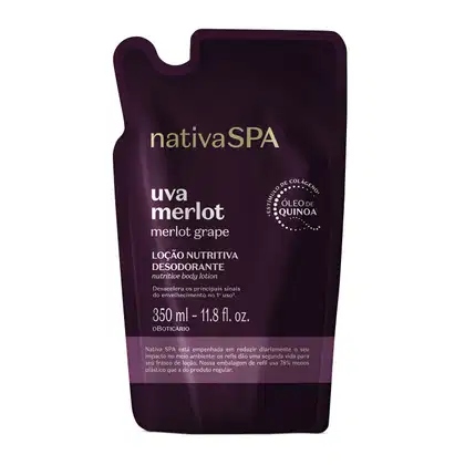 Refil de loção corporal desodorante da marca Nativa SPA Uva Merlot, com sachê de 350 ml na cor roxa escura, rótulo com texto em dourado e branco informando a marca e as características do produto.
