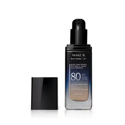 Frasco de vidro retangular aberto em degradê de preto para o azul base líquida da marca Make B.  Retinol 3 H+, na parte inferior se vê o tom bege da base. O rótulo contém texto escrito em branco, com destaque para o FPS 80. Tampa preta ao lado do frasco