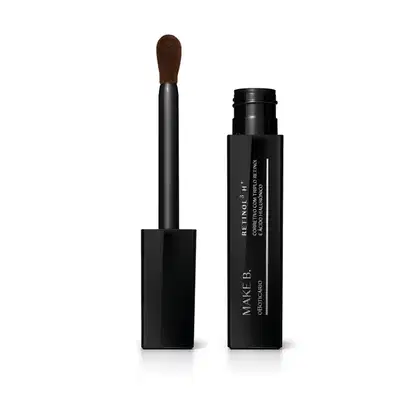 Frasco preto de corretivo líquido da marca Make B. Retinol³ H+ aberto e tampa com aplicador visível na cor preta com ponta em espuma aveludada na cor do produto.