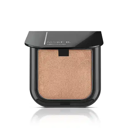 Imagem do Pó Compacto Facial Iluminador Gold Make B. em embalagem preta retangular com logotipo e texto em branco. A embalagem está de pé e com a tampa quase toda aberta.