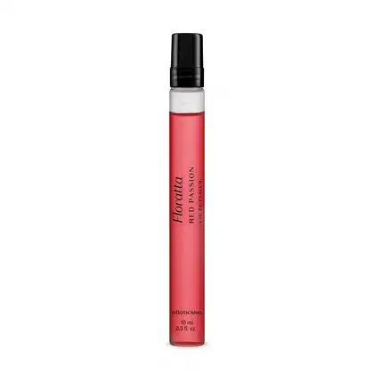 Frasco de item de perfumaria da marca Floratta Red Passion, em formato cilíndrico, compacto e transparente com tampa borrifadora preta, preenchido com líquido rosa. O nome do produto está gravado em letras pretas na embalagem.