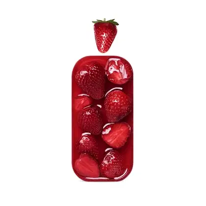 Um gif simulando o frasco do produto sendo coberto por chocolates e morangos, formando uma barra doce.