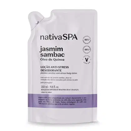 Imagem de embalagem plástica branca em sachê refil de loção anti-stress desodorante da marca Nativa SPA Jasmim Sambac, com rótulo em preto e roxo contendo informações sobre o produto com óleo de quinoa.
