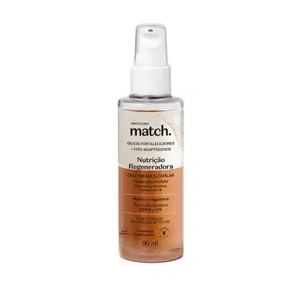 Imagem de um frasco transparente do Óleo Bifásico Capilar Match Nutrição Regeneradora. Ele possui válvula spray e tampa também transparente; O rótulo tem uma faixa laranja e as as informações sobre o produto estão impressas em letras pretas.