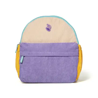 Mochila infantil de veludo canelado nas cores bege, lilás e amarelo, com zíper e aplicação de ícone em formato de touca de mago na parte frontal. Vista de frente.