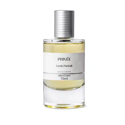 Vidro cilíndrico transparente com líquido bege, tampa prata e rótulo branco com letras pretas contendo 75ml de Eau de Parfum Privée Lovely Portrait.