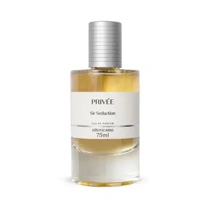 Vidro cilíndrico transparente com líquido alaranjado, tampa prata e rótulo branco com letras pretas contendo 75ml de Eau de Parfum Privée Sir Seduction.