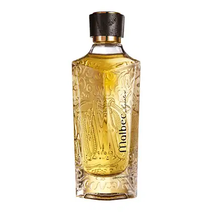 Vidro elegante com ilustrações em relevo e líquido de cor âmbar, detalhes dourados e tampa preta texturizada contendo 90ml de Eau de Parfum Malbec Signature.