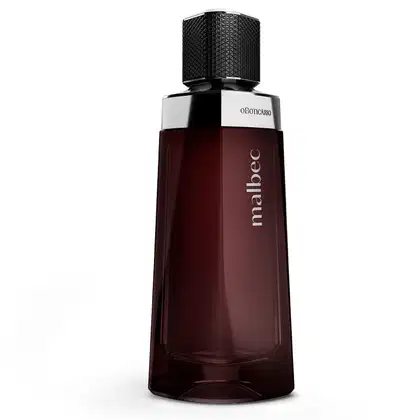 Frasco de vidro marrom com design geométrico com tampa preta texturizada de desodorante colônia Malbec e nome da marca gravado em letras brancas.