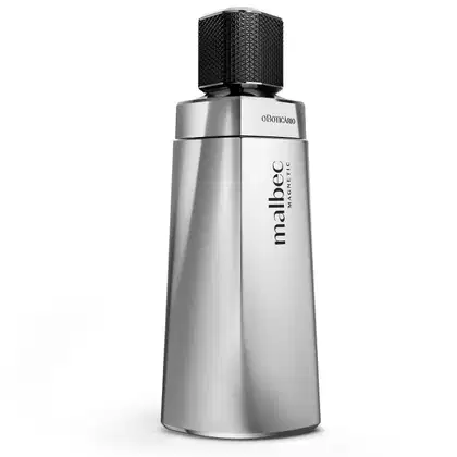 O produto apresentado é uma fragrância Malbec Magnetic. O frasco possui um design elegante e moderno, prateado e formato angular com tampa preta com um acabamento texturizado.