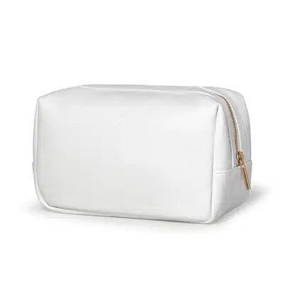 O produto apresentado é uma bolsa cosmética branca. Possui uma forma retangular e uma alça de zíper dourada. A superfície da bolsa tem uma textura de couro sintético. Não há nenhum texto ou rótulo visível na imagem.